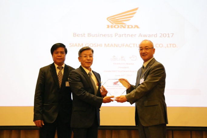 Honda R&D Southest Asia Co., LTD.の赤岡社長(右)より表彰を受けるSGMの松田社長(中央)