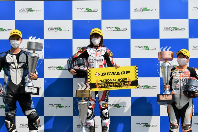 JP250で優勝した#54梶山ライダー（中央）