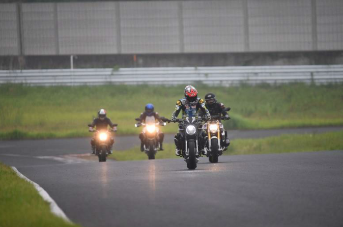 プロライダーが先導、スタッフが追尾し、友人二人で一緒に走行。夢叶う。