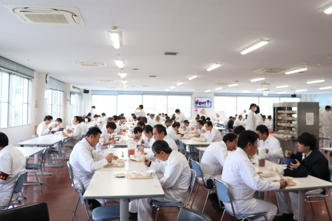 仲間と一緒に昼食を楽しみました