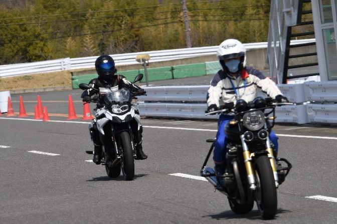 大型バイクに乗り大興奮の参加者