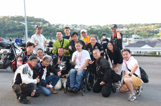 14 名のパラモトライダーに 50 名近い友人ライダーズが参加