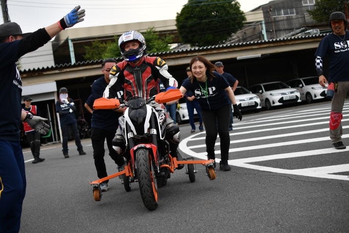 網膜色素変性症による全盲の金子さんは、以前はバイクで日本一周をするほどで、現在はマリンスポーツを楽しんでいます。「今日は、ファーストステップです。これで満足して帰れるはずもありません」と早くも次回の参加を希望していた。