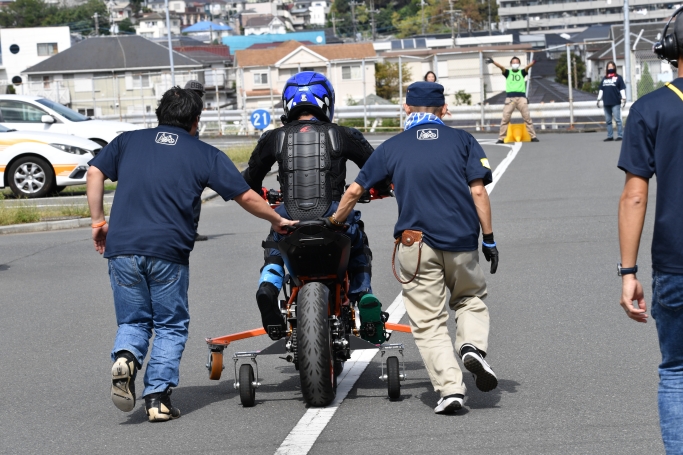 今回からレーシングスーツではなくプロテクターを装着