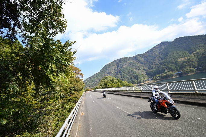 色づく紅葉と湖に挟まれながら走行は最高のロケーション