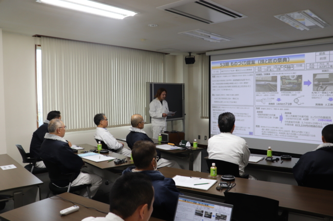 会議室での発表の様子