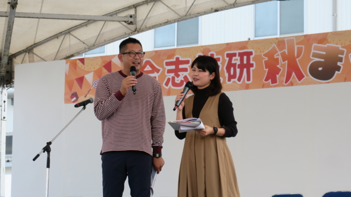 昨年の様子(MCの「まさやん」さんと「草野遥」さん)